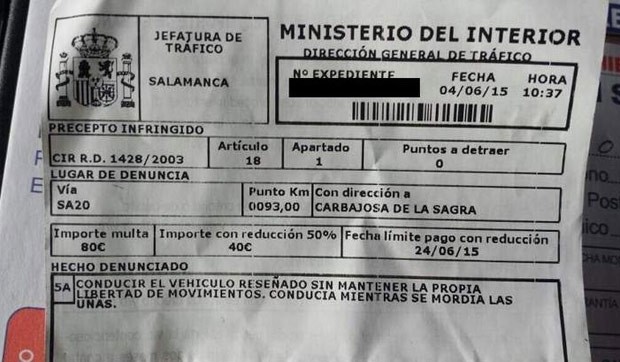 Motorista foi multado em 80 euros após ser flagrado roendo as unhas enquanto dirigia (Foto: Reprodução/Twitter/Salamanca24horas) multa-por-roer-unhas