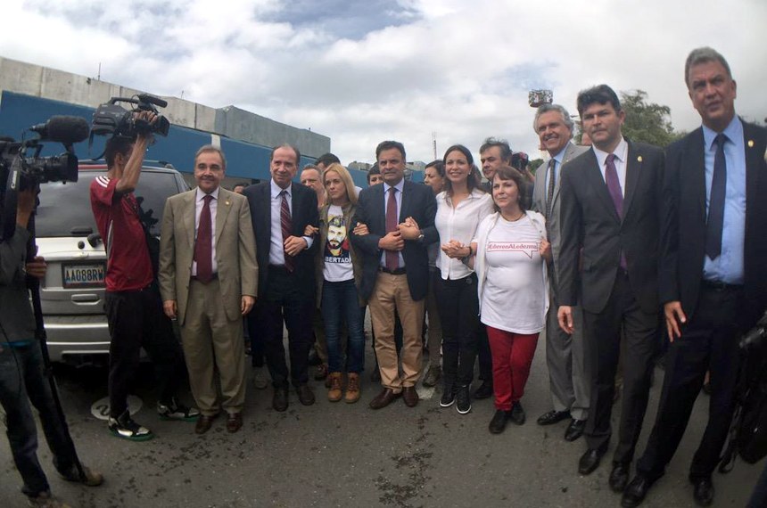 Petecão e demais senadores durante embarque para a Venezuela petecaovenezuela
