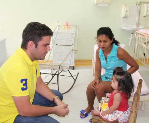 Gladson entrega Menção Honrosa do Prêmio Dr. Pinotti à Maternidade Bárbara Heliodora