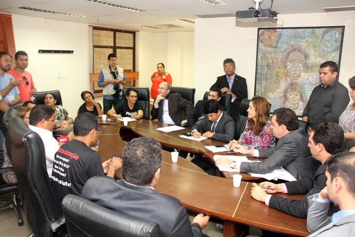 Antes de ser votado em Plenário, o projeto foi discutido em comissões internas na casa com a participação de representantes do Sindicato dos Trabalhadores em Educação reuniaprofessoresdeputados