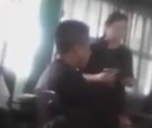 Professora mexicana aparece em vídeo dando bebida a alunos (Foto: Reprodução/YouTube/LM F) sem-titulo-3