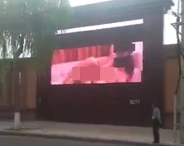 China abriu investigação após filme pornô ser exibido em outdoor (Foto: Reprodução/LiveLeak/Lake8737) sexo-china 1