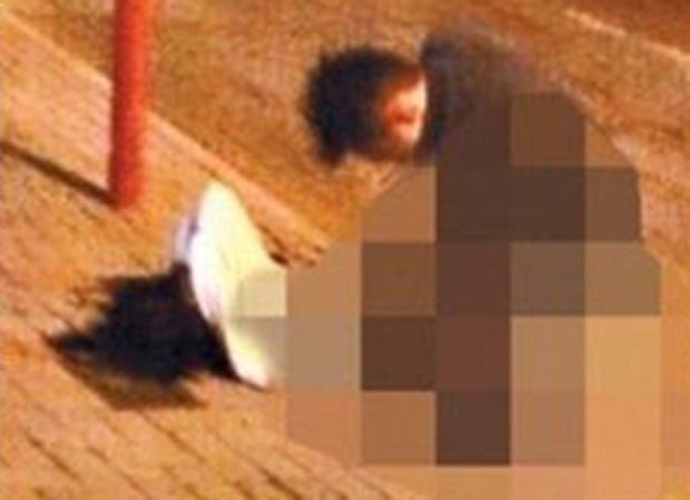 Casal foi flagrado fazendo sexo em rua movimentada em Hong Kong (Foto: Reprodução/Weibo) sexo-universidade