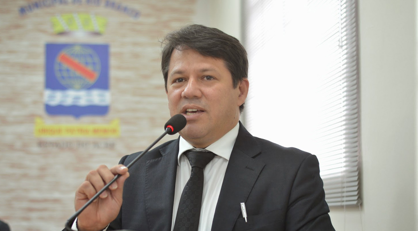 Ao colocar seu nome a disposição para ser vice de Marcus Alexandre (PT), o experiente ex-deputado Elson Santiago alcança seu objetivo: voltar à mídia
