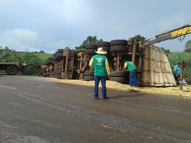 Carreta de soja tomabada pelo caminho viagemleandro6-2