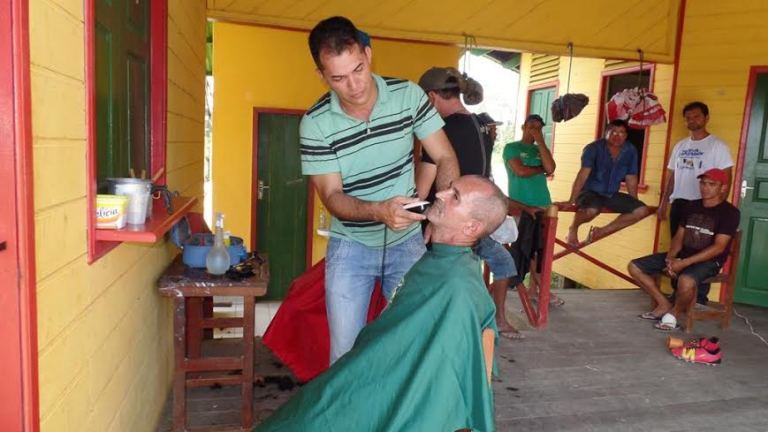 O vereador Tom, que também é cabeleireiro, ajudou no atendimento corte cabelo