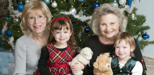 angela-a-esquerda-e-jonni-pettit-com-suas-netas-1435256347921 615x300