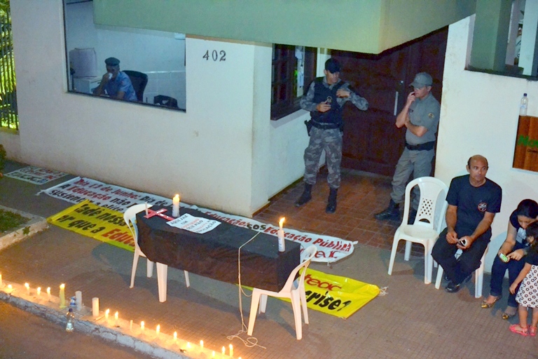 Um caixão preto foi colocado na entrada do gabinete do governador Tião Viana/Fotos: ContilNet caixão