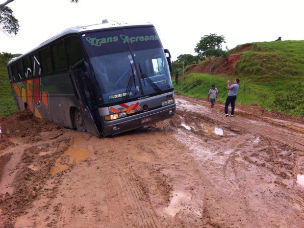 Motoristas demoram muitas horas para fazer o trecho Rio Branco a Cruzeiro do Sul/Foto: Mardones Pedrosa estrada de cruzeiro