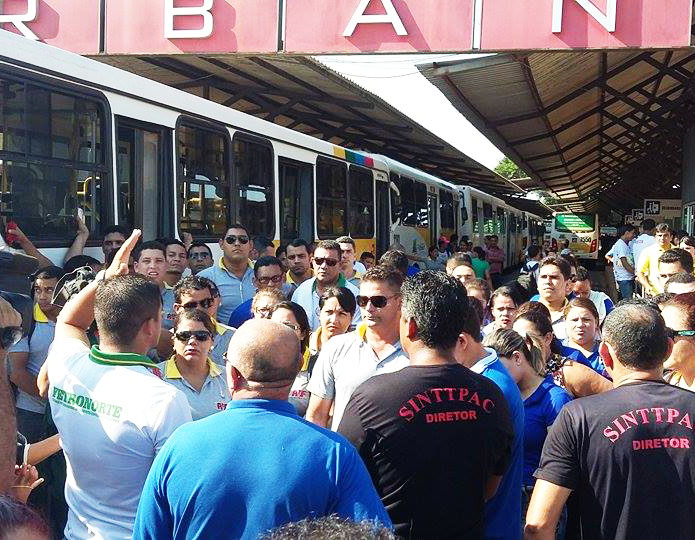 Por falta de troco, motoristas e cobradores paralisam ônibus em protesto e fecham terminal