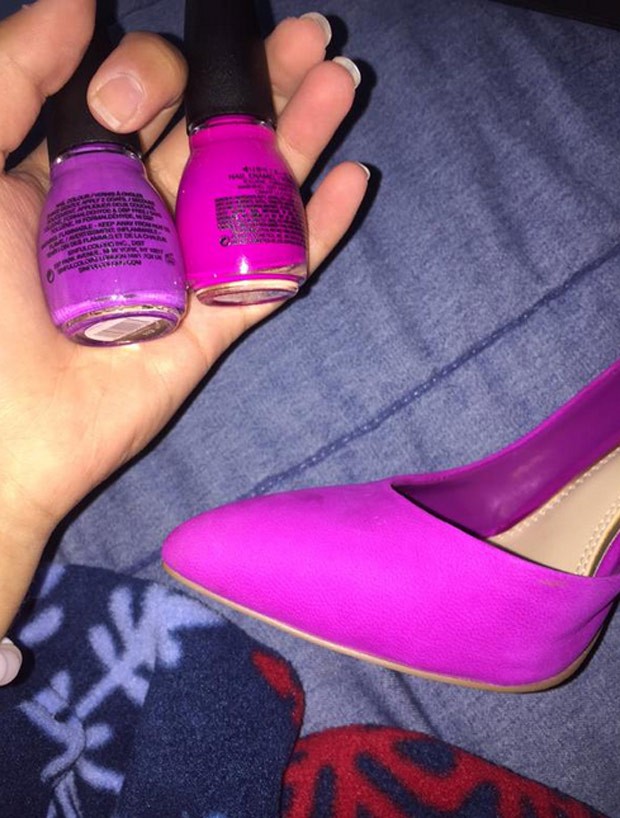 Polêmicas em torno de cores têm feito sucesso na web. Depois da cor do vestido, agora um sapato virou o centro das atenções. A discussão agora é sobre a cor de sapato e qual esmalte combina mais. Para alguns, é o esmalte da direita, mas, para outros, o da esquerda. Tudo começou após a imagem ser postada no Twitter pela usuária Totally Mendes, no dia 8 de julho. Até esta sexta-feira (10), a foto tinha sido compartilhada por mais de 7 mil pessoas. Mas teve gente que não gostou. "Meu Deus, de novo não", escreveu um internauta. sapato-cor