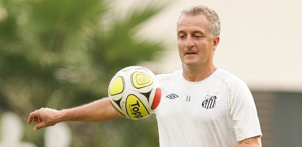 tecnico-dorival-junior-se-reuniu-com-a-diretoria-do-santos-na-tarde-desta-terca-feira-1426017317429 615x300