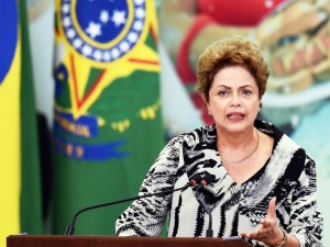 Diante do agravamento da crise política, presidente Dilma Rousseff busca movimentos de esquerda para mostrar que tem apoio social(Evaristo Sá/AFP)