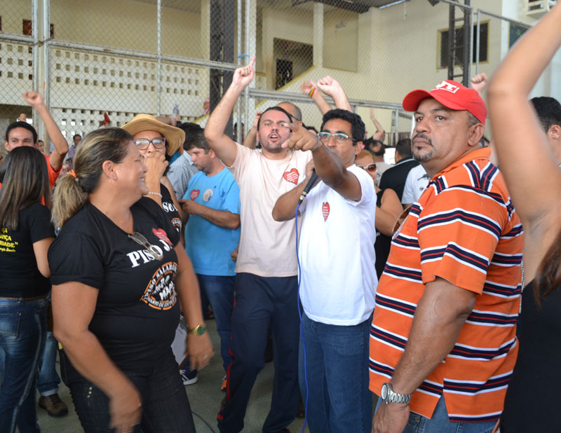 Sinteac diz que adotará medidas judiciais para impedir demissão de professores em greve