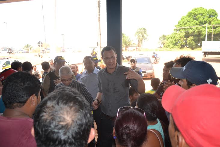 Após negociação, moradores do Belo Jardim liberam tráfego de veículos na BR-364