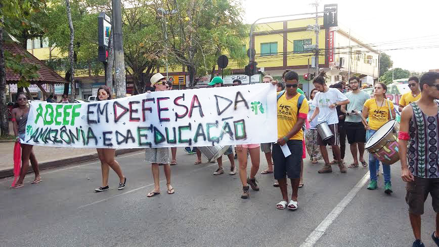 Estudantes fecham Getúlio Vargas e são apoiados por buzinaço em horário de pico