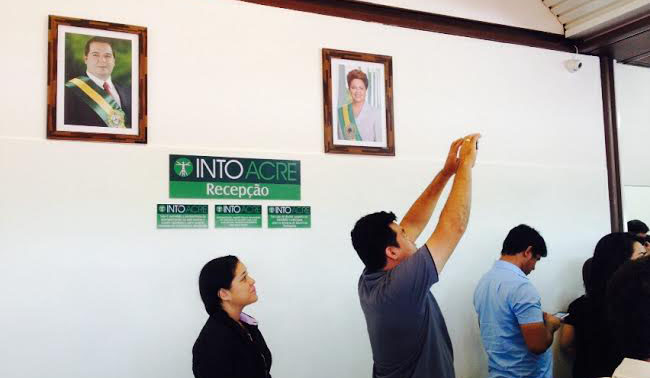 Governo abusa da imagem de Tião e Dilma em mais uma obra entregue inacabada no Acre