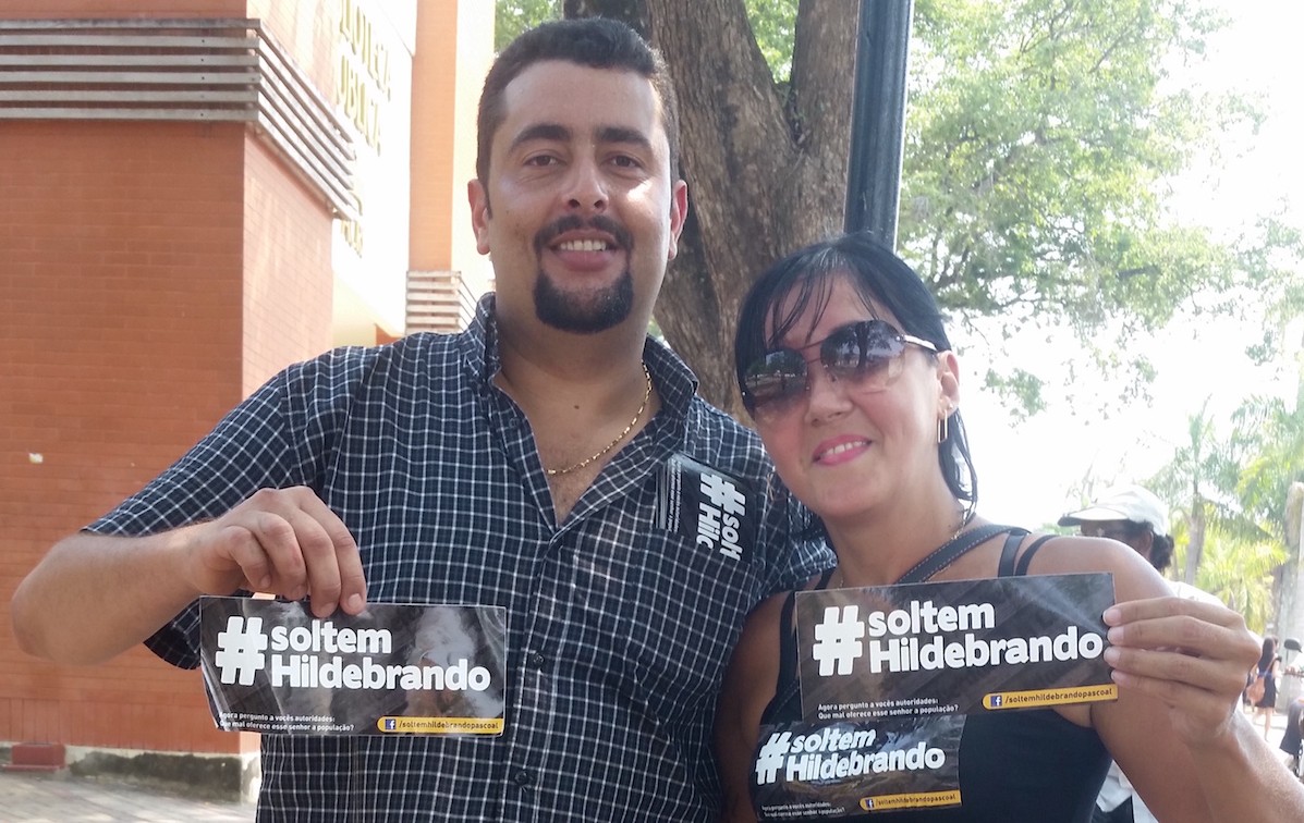 Filho de Hildebrando Pascoal distribui adesivos em que pede soltura do ex-coronel