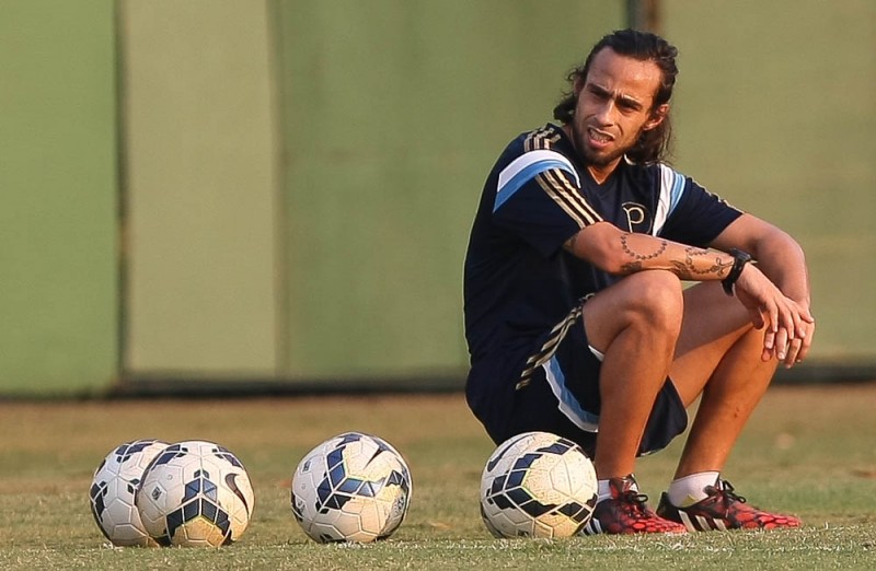 O jogador Valdivia da SE Palmeiras durante treinamento na Academia de Futebo, no bairro da Barra Funda. São Paulo/SP, Brasil - 14/10/2014. Foto: Cesar Greco / Fotoarena