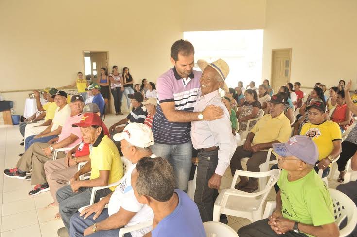 Prefeito participa de evento dedicado aos pais da 3ª idade em Sena