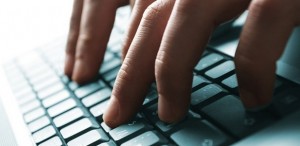 midia-indoor-tecnologia-informatica-teclado-teclar-maos-dedos-digitar-computador-tecnologia-conectar-conectado-internet-navegar-navegador-dados-1421090158181_615x300