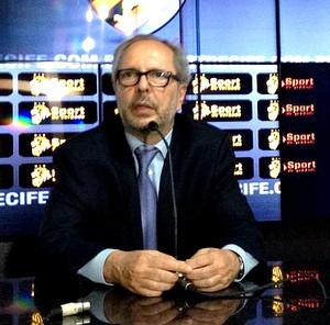 Martorelli promete processar a CBF e o árbitro (Foto: Elton de Castro)