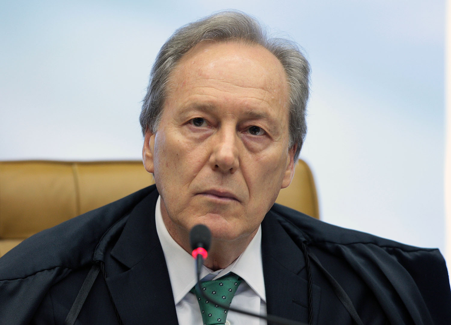 Por 8 votos a 3, STF proíbe doações de empresas a políticos