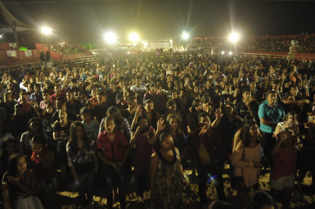 CENTENAS DE PESSOAS PRESTIGIARAM O SHOW DE ANDRÉ E FELIPE