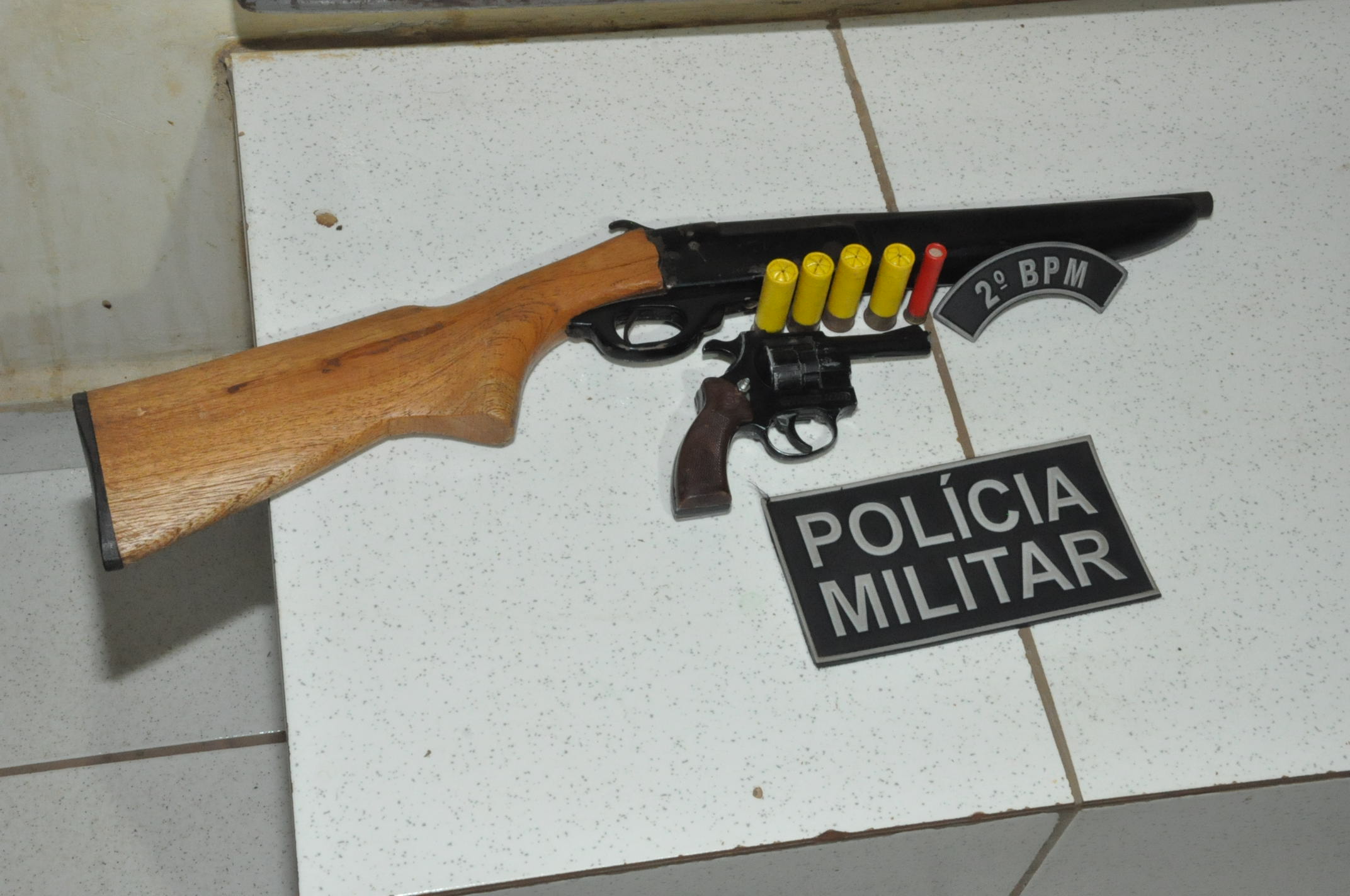 Polícia prende homem com escopeta e revólver, no Belo Jardim