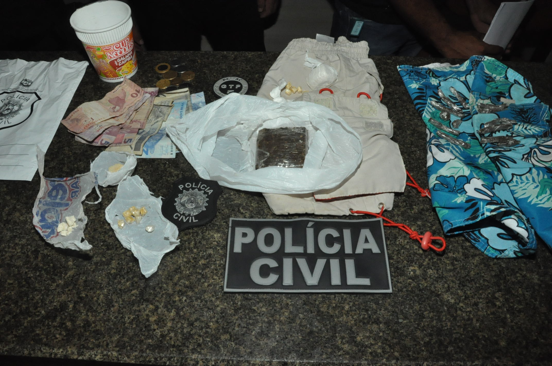 Polícia Civil prende mulher com drogas, no bairro Dom Giocondo