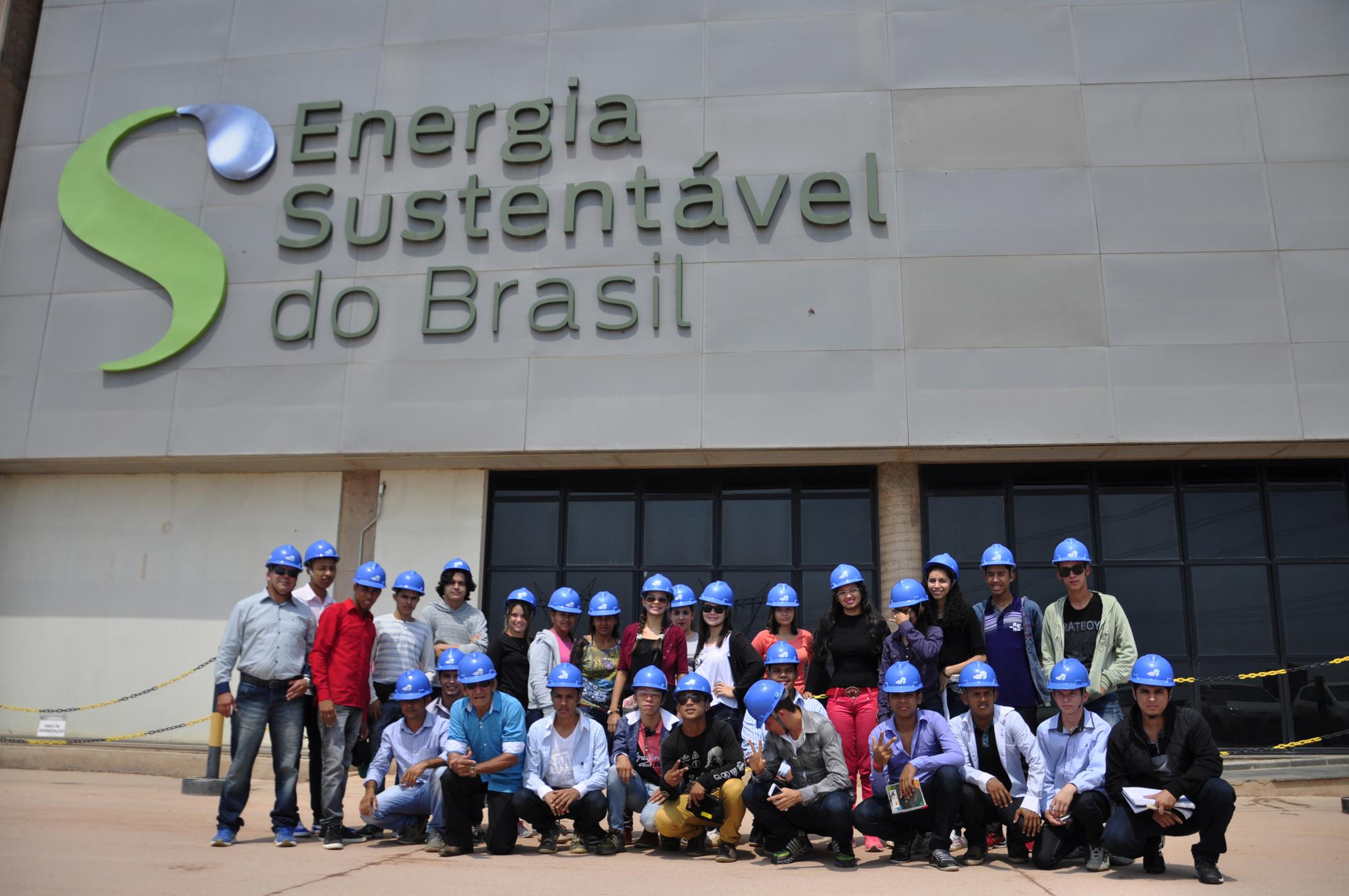 Edifício de controle na margem direita