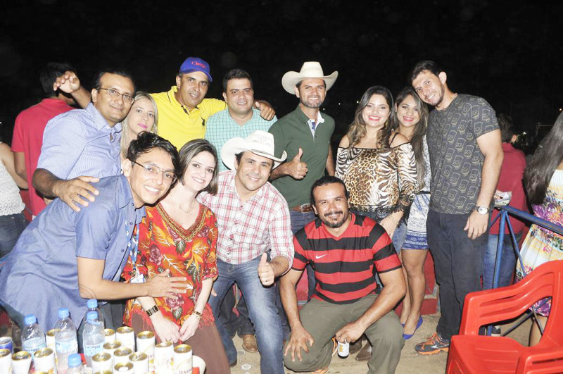 Prefeito, secretários e empresários de Sena prestigiam a festa/Foto: Ascom