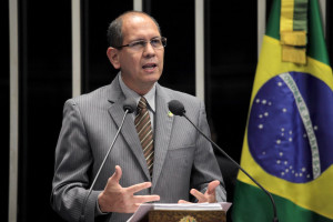 Em discurso na tribuna do Senado, senador Anibal Diniz (PT-AC).