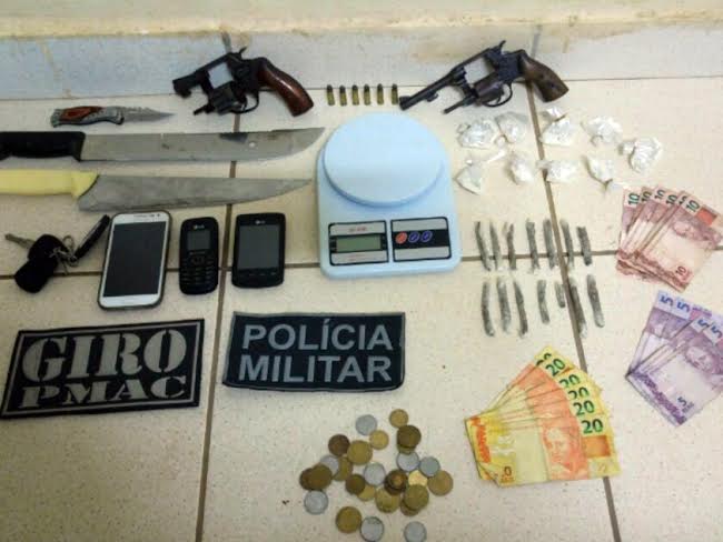 PM prende 5 assaltantes e apreende armas, drogas e moto roubada