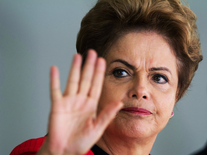Dilma tira poderes de comandantes militares