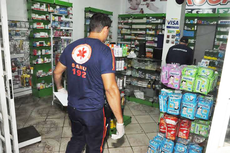 Farmacêutico é atingido com dois tiros em drogaria na Via Chico Mendes