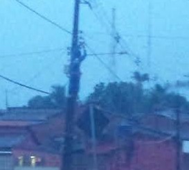 Morador é flagrado subindo em poste de energia durante temporal em Rio Branco