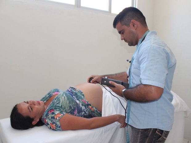 Osmayki Martin examina gestante em comunidade Olho D’Água em Cocal, no Piauí (Foto: Gilcilene Araújo/G1)