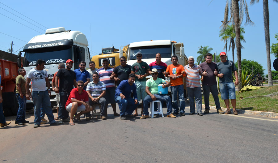 Durante protesto, caçambeiros impedem transporte de brita e recuperação da BR fica comprometida