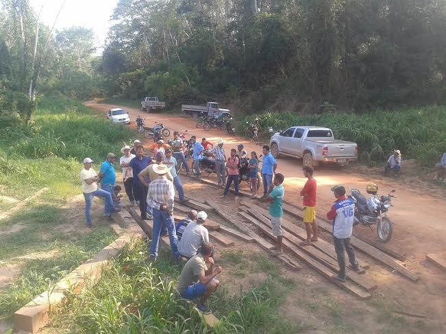 Prefeito se reúne com moradores e garante construção de ponte