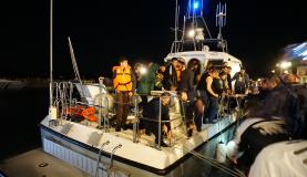 Migrantes são resgatados no Porto de Mytilini, no Mar EgeuEPA/Stratis Balaskas/Agência Lusa/Direitos Reservados
