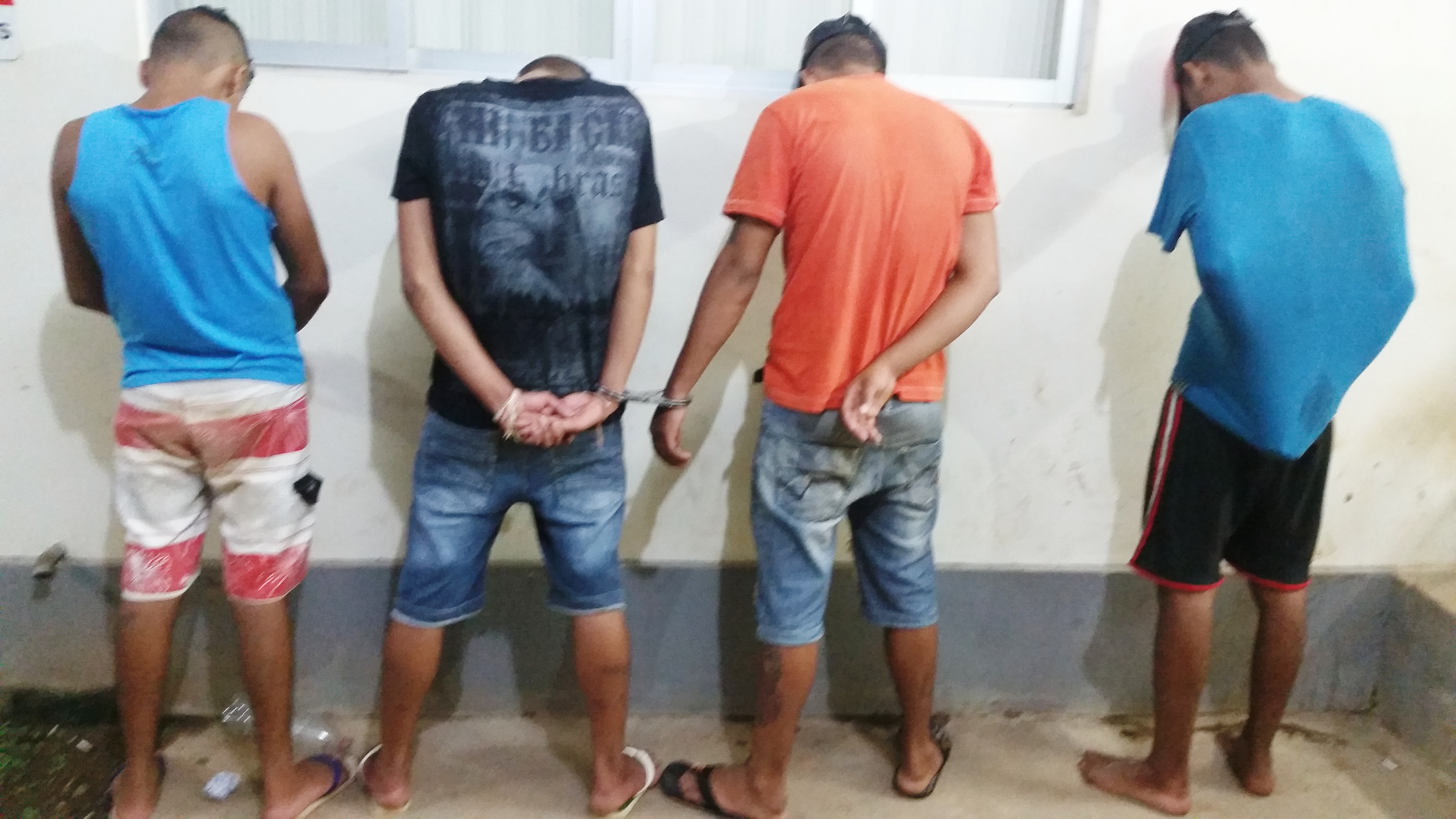 Quarteto é preso com drogas e escopeta no bairro Aroeira