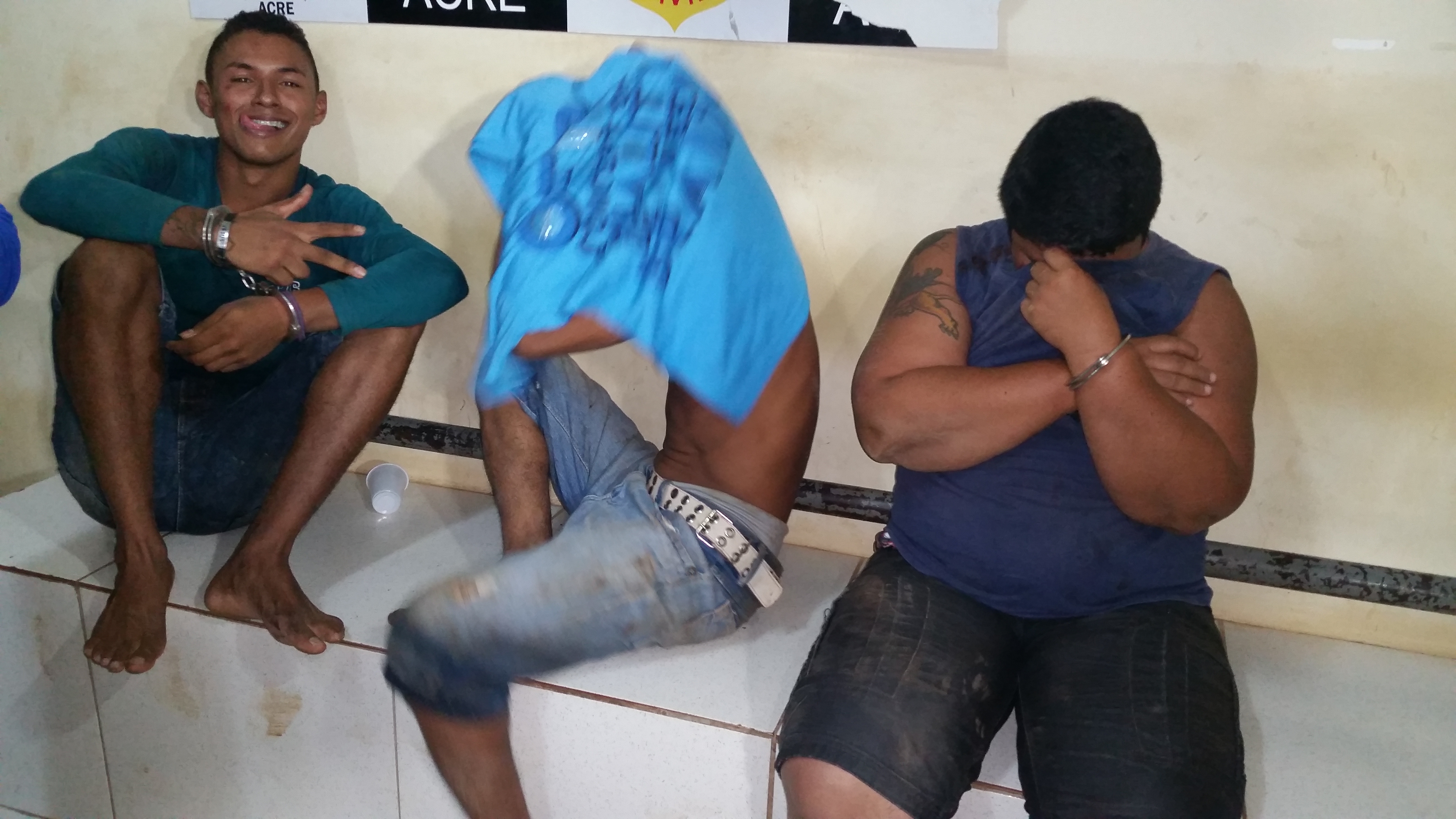 PM prende trio acusado de roubar comércio, no bairro Santo Afonso