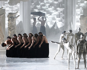 São Paulo- SP- Brasil- 22/07/2015- Estreia no dia 23 de julho no Theatro Municipal de São Paulo a ópera Thaïs, de Jules Massenet. A montagem, do diretor cênico italiano Stefano Poda para o Teatro Regio de Turim, foi escolhida pela BBC Music Magazine como uma das 20 melhores do mundo dos últimos 20 anos. Em três atos, Thaïs é o quarto título da temporada lírica 2015 do Theatro Municipal de São Paulo e terá ao todo sete récitas nos dias 23, 25, 26, 28 e 30 de julho e 01 e 02 de agosto. A regência e direção musical ficam a cargo do maestro francês Alain Guingal. Stefano Poda é um artista mundialmente conhecido pela estética de seu trabalho e unidade conceitual. Inquieto e multifacetado, costuma englobar sempre em seus trabalhos diversas linguagens. Assinando a direção cênica, cenografia, luz, figurino e coreografia. Em Thais, que originalmente é ambientada no Egito durante o período romano, Poda utiliza recursos visuais grandiosos e modernos, sem cair, entretanto, no estigma de uma montagem datada. “O símbolo vem oferecido como um tipo de instrumento que, para quem vê e ouve, veja e ouça a história da sua própria alma” afirma o diretor, que também costuma dizer que todas as linguagens artísticas dialogam entre si, e que portanto, precisa trabalha-las conjuntamente. No elenco, destaque para a soprano albanesa Ermonela Jaho, que viverá Thaïs, o barítono alemão, Lado Ataneli, que será Athanaël, e o tenho frânces, Jean-François Borras, que fará Nicias. Completam o primeiro elenco Carla Cottini, Malena Dayen, Ana Lucia Benedetti, Károly Szemerédy, Lina Mendes e Eduardo Trindade. Foto: Heloisa Ballarini/ Secom