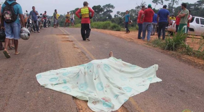 Acidente entre carro e motocileta deixa uma pessoa morta em Epitaciolândia
