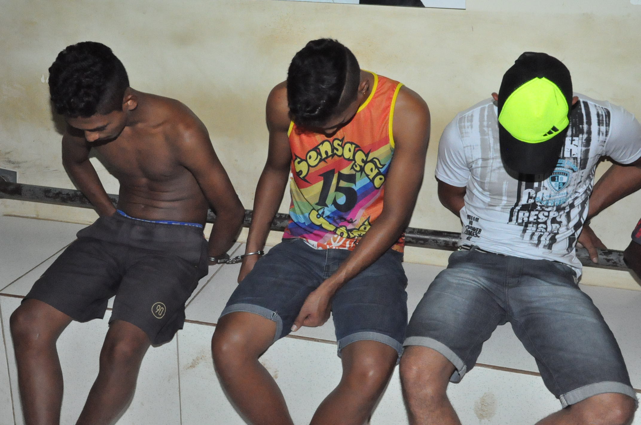Três homem são presos por envolvimento em tráfico de drogas, no bairro Recanto dos Buritis