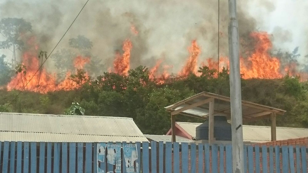 Incêndio atinge área nas proximidades do aeroporto de Cobija e preocupa autoridades