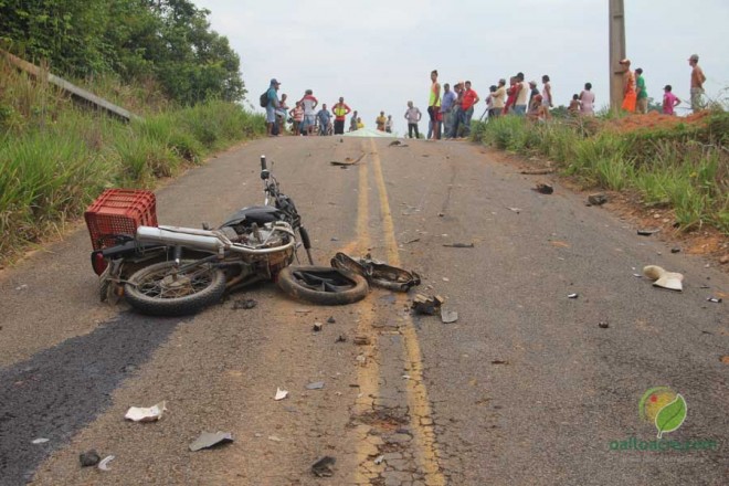 Carro chocou de frente com a moto/Foto: O Alto Acre