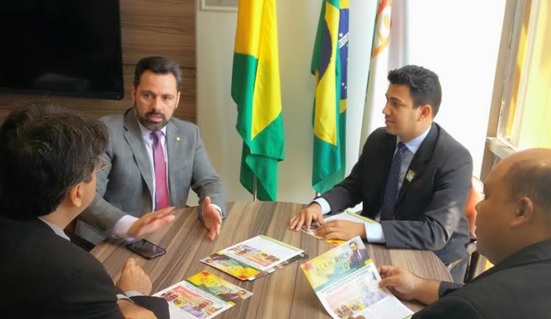 Alan recebe o secretário Henry para tratar de geração de emprego e renda