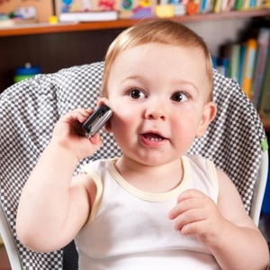 Bebês aprendem a falar ouvindo a própria voz, diz estudo